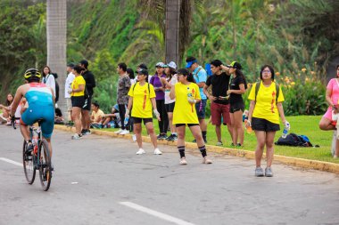 IRONMAN 70.3 Peru 2023. Lima, Peru 'daki triatlonda yarışan sporcular.