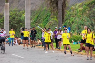IRONMAN 70.3 Peru 2023. Lima, Peru 'daki triatlonda yarışan sporcular.