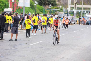 IRONMAN 70.3 Peru 2023. Lima, Peru 'daki triatlonda yarışan sporcular.