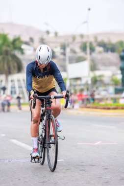 IRONMAN 70.3 Peru 2023. Lima, Peru 'daki triatlonda yarışan sporcular.
