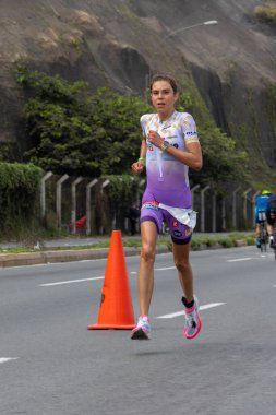 IRONMAN 70.3 Peru 2023. Lima, Peru 'daki triatlonda yarışan sporcular.