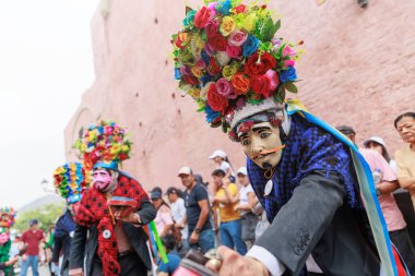 Ancash bölgesinin dansçıları tipik kostümleriyle Lima, Peru 'nun tarihi merkezinde geçit töreninde.