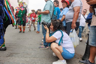 Ancash bölgesinin dansçıları tipik kostümleriyle Lima, Peru 'nun tarihi merkezinde geçit töreninde.
