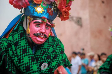 Ancash bölgesinin dansçıları tipik kostümleriyle Lima, Peru 'nun tarihi merkezinde geçit töreninde.