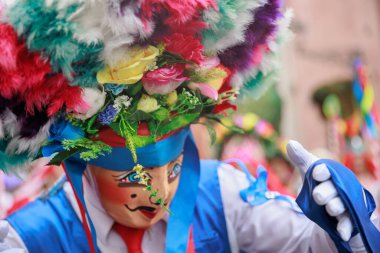 Ancash bölgesinin dansçıları tipik kostümleriyle Lima, Peru 'nun tarihi merkezinde geçit töreninde.