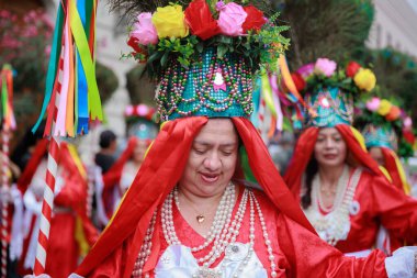 Ancash bölgesinin dansçıları tipik kostümleriyle Lima, Peru 'nun tarihi merkezinde geçit töreninde.