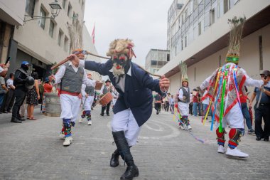 Ancash bölgesinin dansçıları tipik kostümleriyle Lima, Peru 'nun tarihi merkezinde geçit töreninde.