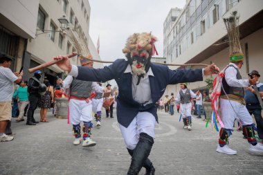 Ancash bölgesinin dansçıları tipik kostümleriyle Lima, Peru 'nun tarihi merkezinde geçit töreninde.