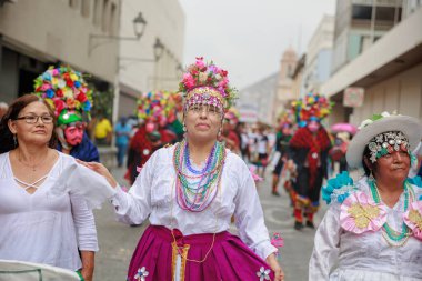 Ancash bölgesinin dansçıları tipik kostümleriyle Lima, Peru 'nun tarihi merkezinde geçit töreninde.