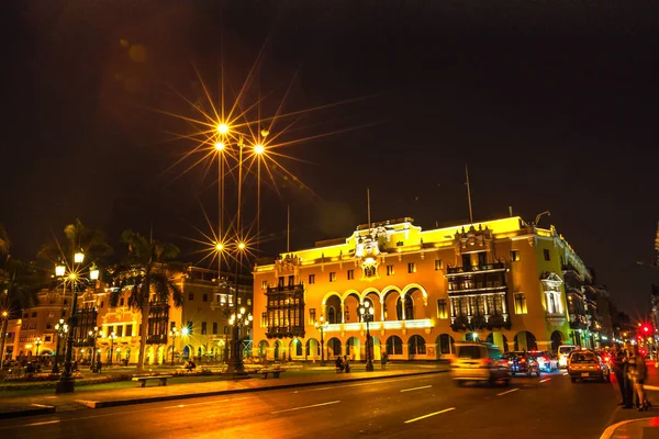Lima, Peru 'daki Palacio belediyesinin gece manzarası