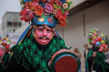 Lima, Peru sokaklarında tipik kostümleriyle Ancash bölgesinden dansçılar.