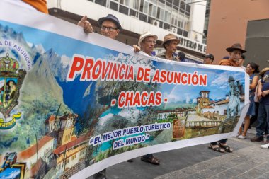 Lima, Peru sokaklarında tipik kostümleriyle Ancash bölgesinden dansçılar.