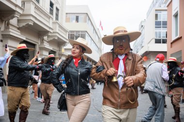 Lima, Peru sokaklarında tipik kostümleriyle Ancash bölgesinden dansçılar.