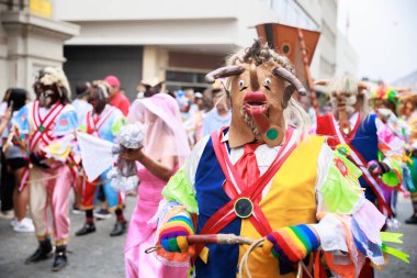 Lima, Peru sokaklarında tipik kostümleriyle Ancash bölgesinden dansçılar.