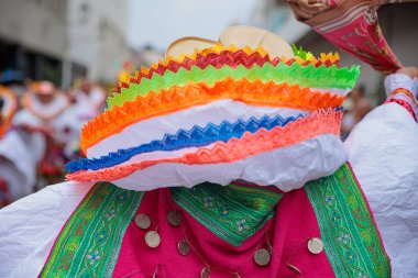 Lima, Peru sokaklarında tipik kostümleriyle Ancash bölgesinden dansçılar.