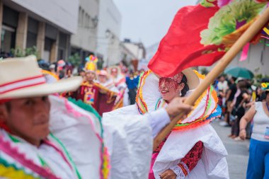 Lima, Peru sokaklarında tipik kostümleriyle Ancash bölgesinden dansçılar.