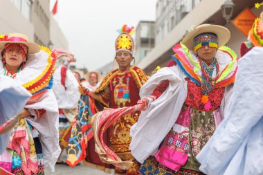 Lima, Peru sokaklarında tipik kostümleriyle Ancash bölgesinden dansçılar.