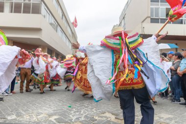 Lima, Peru sokaklarında tipik kostümleriyle Ancash bölgesinden dansçılar.