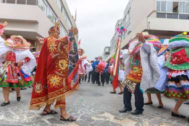 Lima, Peru sokaklarında tipik kostümleriyle Ancash bölgesinden dansçılar.