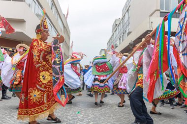Lima, Peru sokaklarında tipik kostümleriyle Ancash bölgesinden dansçılar.