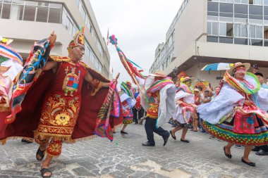 Lima, Peru sokaklarında tipik kostümleriyle Ancash bölgesinden dansçılar.