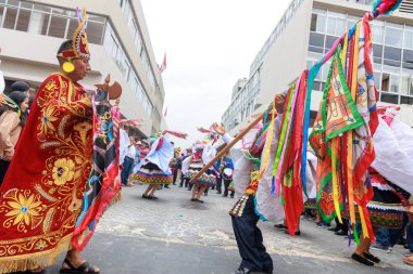 Lima, Peru sokaklarında tipik kostümleriyle Ancash bölgesinden dansçılar.