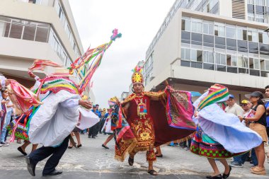 Lima, Peru sokaklarında tipik kostümleriyle Ancash bölgesinden dansçılar.