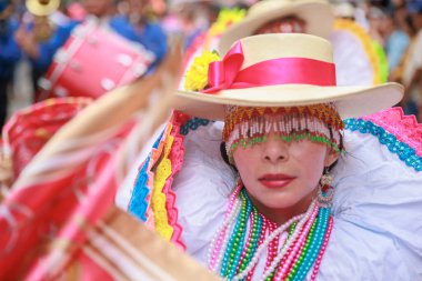 Lima, Peru sokaklarında tipik kostümleriyle Ancash bölgesinden dansçılar.