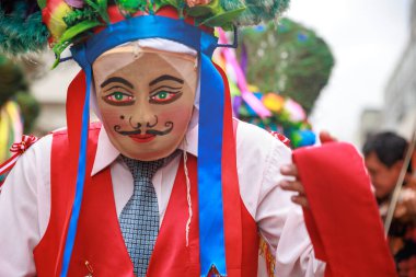 Lima, Peru sokaklarında tipik kostümleriyle Ancash bölgesinden dansçılar.