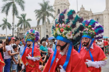 Lima, Peru sokaklarında tipik kostümleriyle Ancash bölgesinden dansçılar.