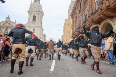 Lima, Peru sokaklarında tipik kostümleriyle Ancash bölgesinden dansçılar.