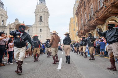 Lima, Peru sokaklarında tipik kostümleriyle Ancash bölgesinden dansçılar.