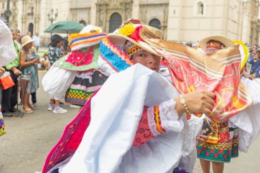 Lima, Peru sokaklarında tipik kostümleriyle Ancash bölgesinden dansçılar.