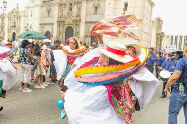 Lima, Peru sokaklarında tipik kostümleriyle Ancash bölgesinden dansçılar.