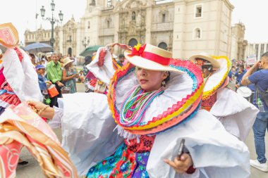 Lima, Peru sokaklarında tipik kostümleriyle Ancash bölgesinden dansçılar.