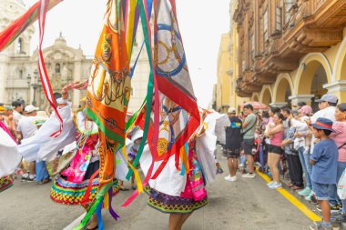 Lima, Peru sokaklarında tipik kostümleriyle Ancash bölgesinden dansçılar.