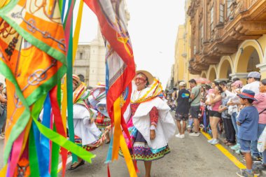 Lima, Peru sokaklarında tipik kostümleriyle Ancash bölgesinden dansçılar.