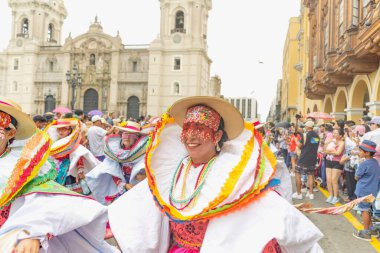 Lima, Peru sokaklarında tipik kostümleriyle Ancash bölgesinden dansçılar.