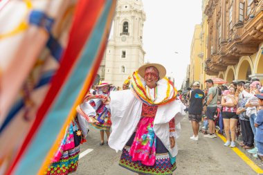 Lima, Peru sokaklarında tipik kostümleriyle Ancash bölgesinden dansçılar.