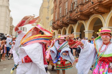 Lima, Peru sokaklarında tipik kostümleriyle Ancash bölgesinden dansçılar.