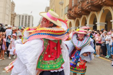 Lima, Peru sokaklarında tipik kostümleriyle Ancash bölgesinden dansçılar.