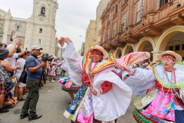 Lima, Peru sokaklarında tipik kostümleriyle Ancash bölgesinden dansçılar.