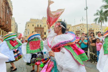 Lima, Peru sokaklarında tipik kostümleriyle Ancash bölgesinden dansçılar.