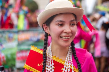 Lima, Peru sokaklarında tipik kostümleriyle Ancash bölgesinden dansçılar.