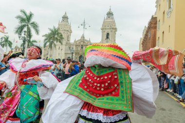 Lima, Peru sokaklarında tipik kostümleriyle Ancash bölgesinden dansçılar.