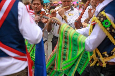 Lima, Peru sokaklarında tipik kostümleriyle Ancash bölgesinden dansçılar.