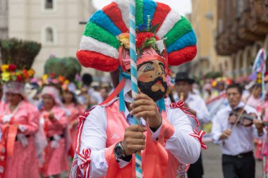 Lima, Peru sokaklarında tipik kostümleriyle Ancash bölgesinden dansçılar.
