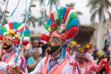 Lima, Peru sokaklarında tipik kostümleriyle Ancash bölgesinden dansçılar.