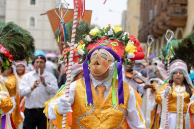 Lima, Peru sokaklarında tipik kostümleriyle Ancash bölgesinden dansçılar.