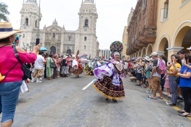 Lima, Peru sokaklarında tipik kostümleriyle Ancash bölgesinden dansçılar.